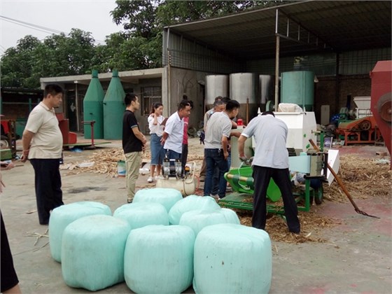 全自動(dòng)秸稈打捆機(jī)