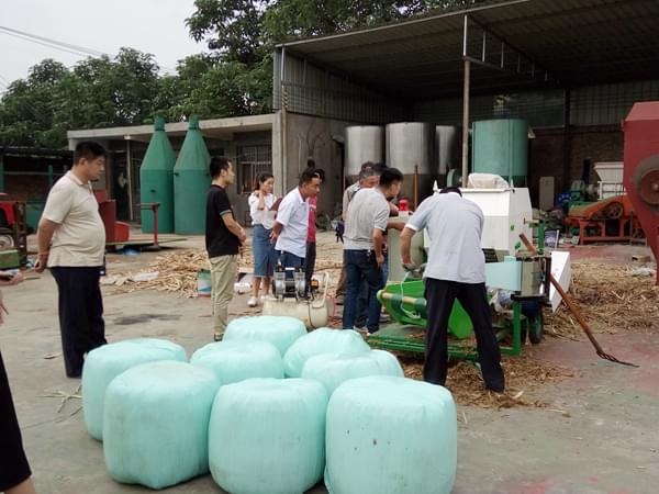 全自動(dòng)秸稈打捆機(jī)